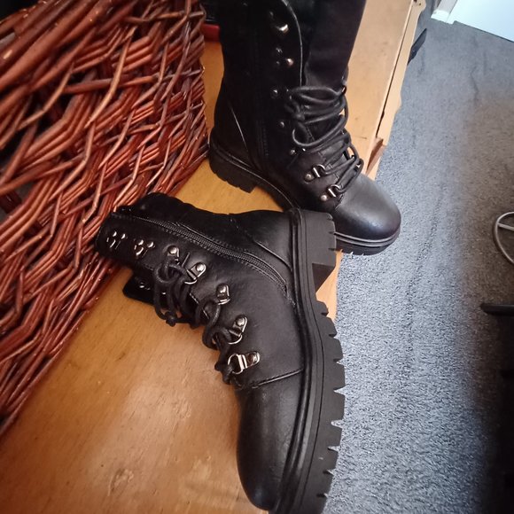 COMBAT CUTIE - BOOTS! LIKE NEW! - Picture 6 of 9